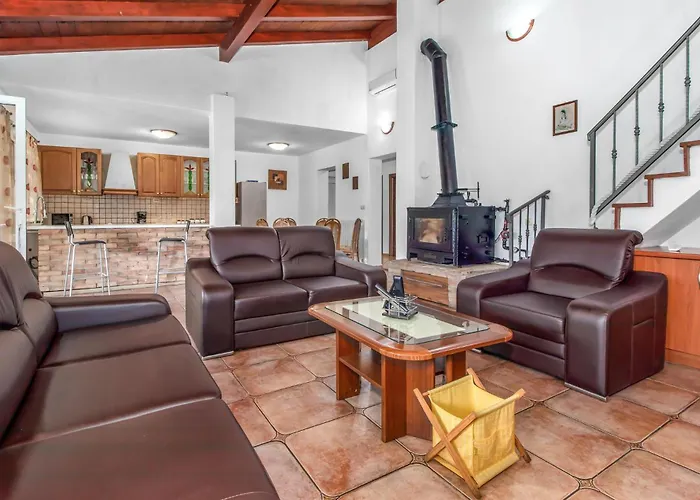 3 Bedroom Cozy In Hébergement de vacances *