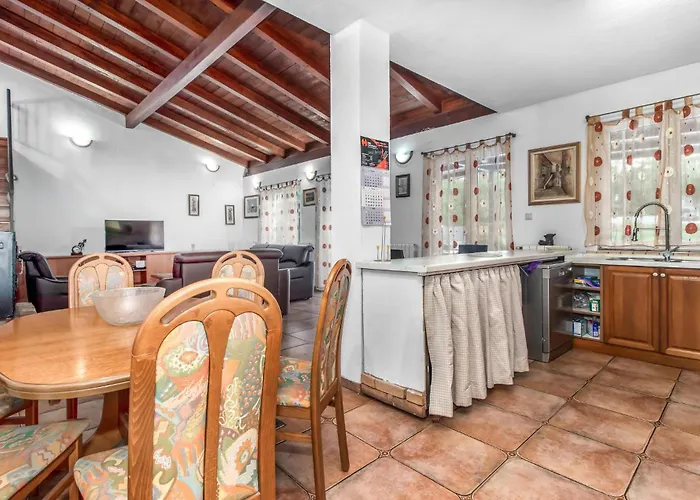 3 Bedroom Cozy In *